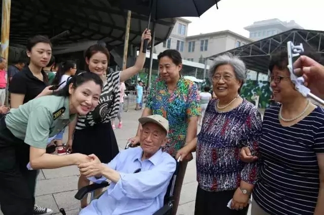 八一，軍事博物館廣場上發(fā)生了這一幕