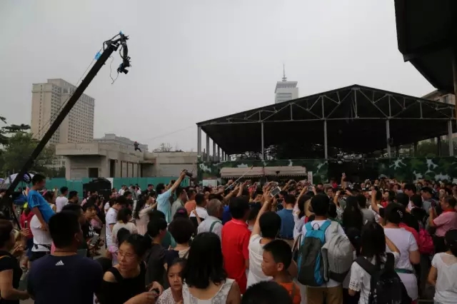 八一，軍事博物館廣場上發(fā)生了這一幕