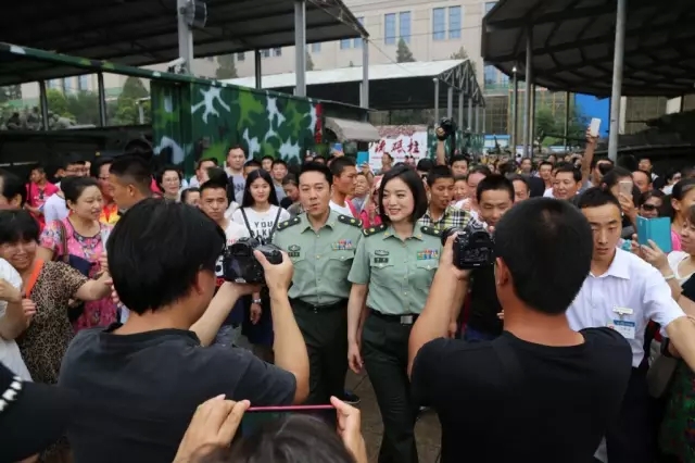 八一，軍事博物館廣場上發(fā)生了這一幕