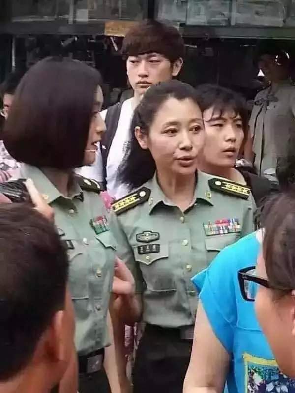 八一，軍事博物館廣場上發(fā)生了這一幕