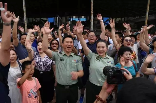 八一，軍事博物館廣場上發(fā)生了這一幕