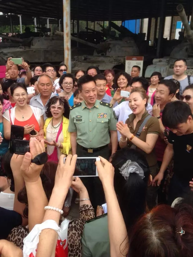 八一，軍事博物館廣場上發(fā)生了這一幕