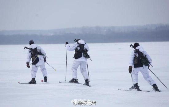 解放軍冬季滑雪高難度訓練猛照