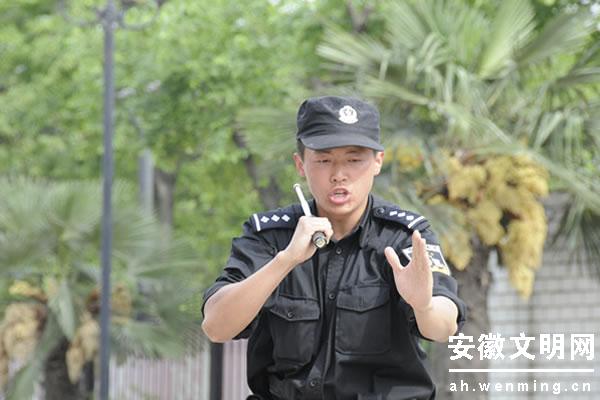 要練回腹肌的特警，為什么感動那么多人？