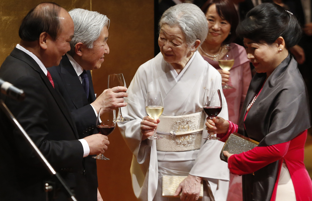 日本天皇夫婦訪問越南參加酒會(huì) 皇后著和服出席