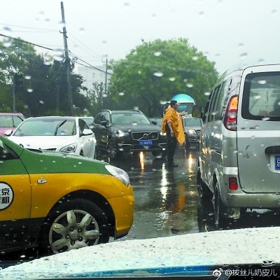 溫情！冷雨中那些陌生人