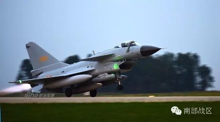 殲10出擊！中國兩戰(zhàn)機(jī)在香港東南攔美P3偵察機(jī)