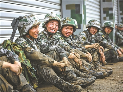 匍匐前進(jìn)遇水坑咋辦？看班長的