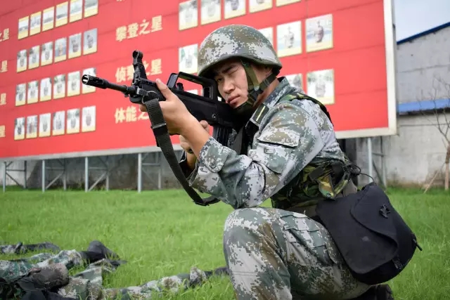 看到父親的軍裝照，他確定了自己的夢想