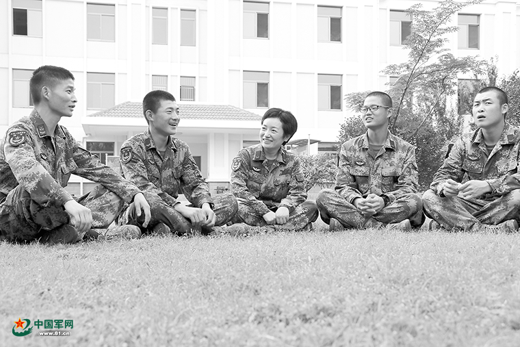 從上校到列兵，看一位女教員的“人生拉練”