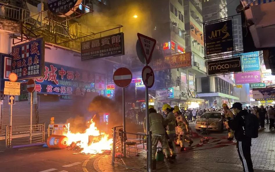 亂港暴徒打砸發(fā)熱門診，還向警察狂咳