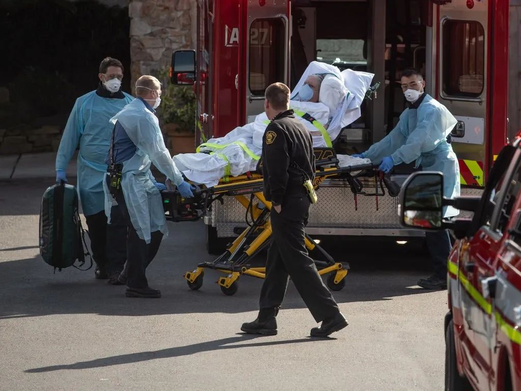 一天內(nèi)再死4人！美國新冠疫情是個謎，也是個“爆雷”！