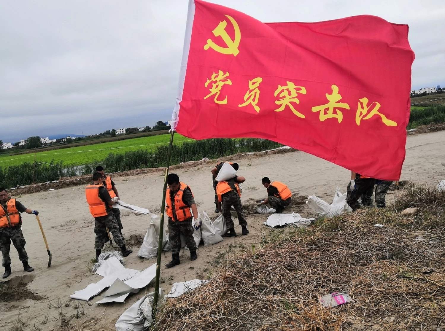 讓黨旗在防汛救災(zāi)第一線高高飄揚