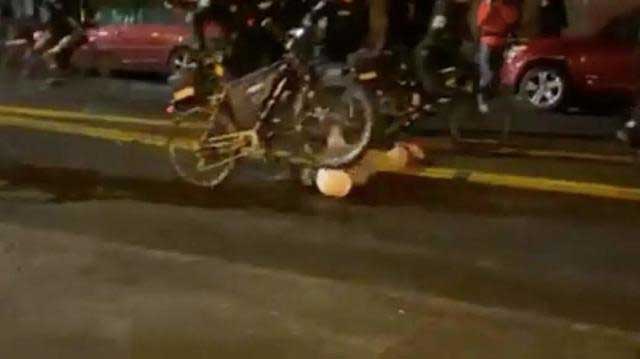 令人震驚的一幕抗議者受傷倒地，警察毫不夷由從其頭上碾過