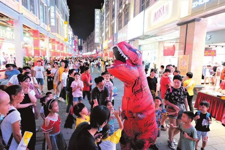 中國人在享受長假時(shí)，世界卻在一個(gè)個(gè)轟動(dòng)事件中動(dòng)蕩