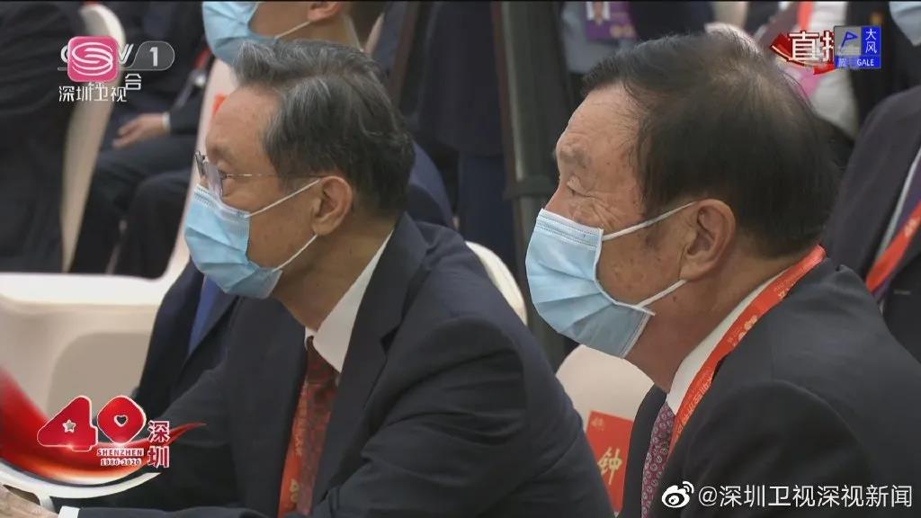 在慶祝大會(huì)上，他倆坐一起