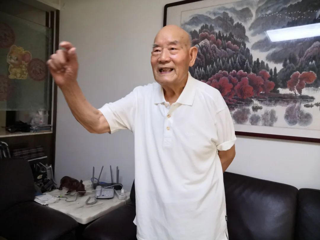 ▲王鳳和講起朝鮮戰(zhàn)場上的往事，仍豪情滿懷。（孫仁斌 攝）