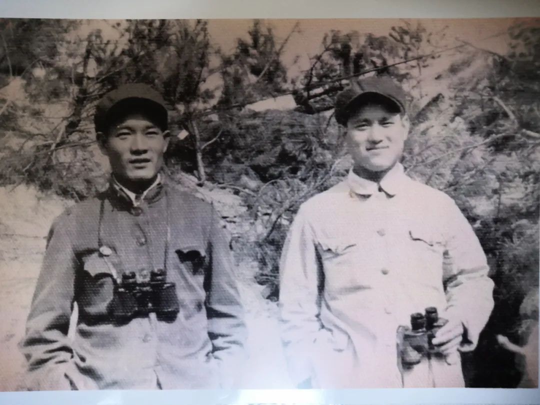 ▲1952年，王鳳和（左）與戰(zhàn)友在朝鮮板門店附近的坑道口前合影留念。（受訪者供圖） 