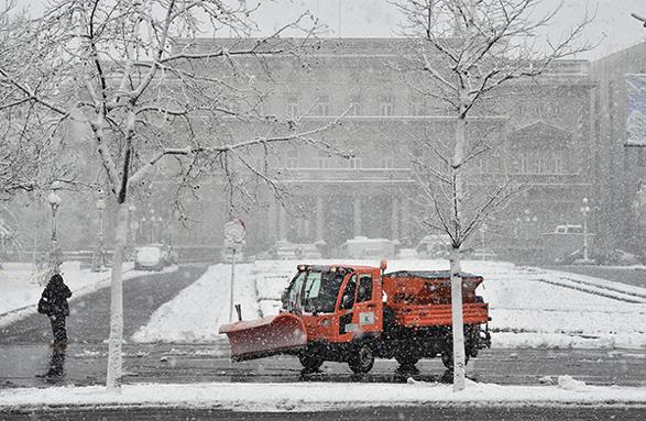 2020年3月24日，塞爾維亞貝爾格萊德，清障車在街頭鏟除積雪。圖|視覺中國