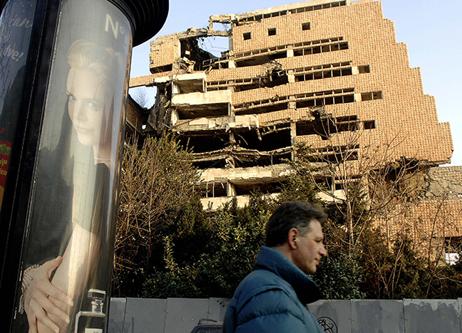 2008年2月19日，塞爾維亞貝爾格萊德市中心，一幢建筑在科索沃戰(zhàn)爭期間被空襲摧毀。圖|新華社