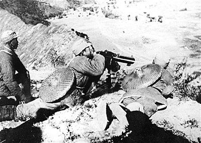 1937年9月，八路軍在平型關阻擋日軍攻勢，首次集中較大兵力對日軍進行一次成功伏擊戰(zhàn)，取得平型關大捷。圖為八路軍115師戰(zhàn)士在平型關公路兩側伏擊日軍。（圖片來源：新華社）