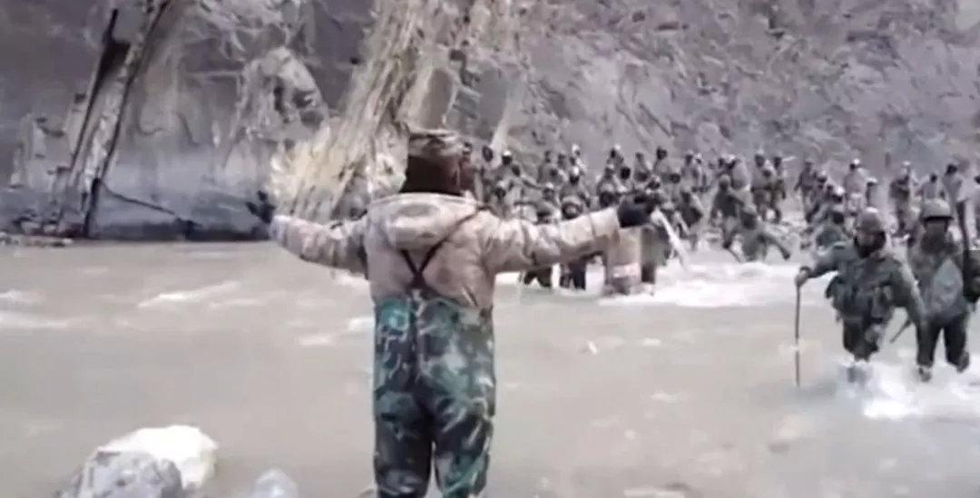 張開(kāi)雙臂阻擋數(shù)倍外軍的英雄，不該遭到同胞的冷箭