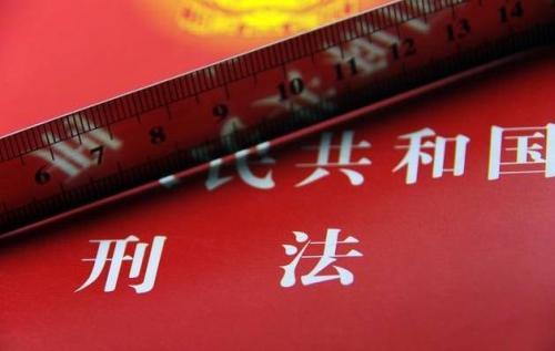 為何對(duì)“辣筆小球”和“高空拋物”改用了新法新罪？因?yàn)椤皬呐f兼從輕”