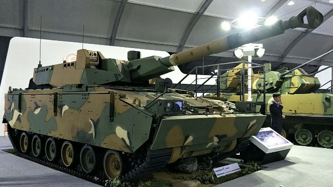 K21-105這種在步兵戰(zhàn)車基礎(chǔ)上研發(fā)的輕型坦克，相比“血統(tǒng)純正”的15輕坦，在技術(shù)上差距很大。
