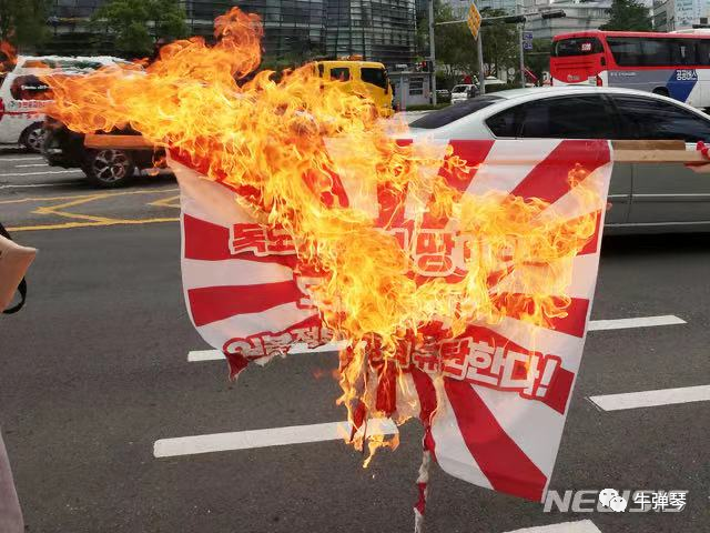 我們的這兩個重量級鄰國，又激烈干上架了！
