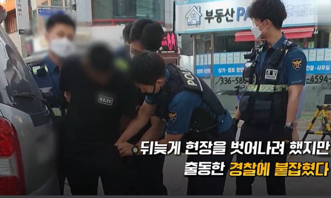 他們氣炸！讓“美軍”在美國使館外跪下！