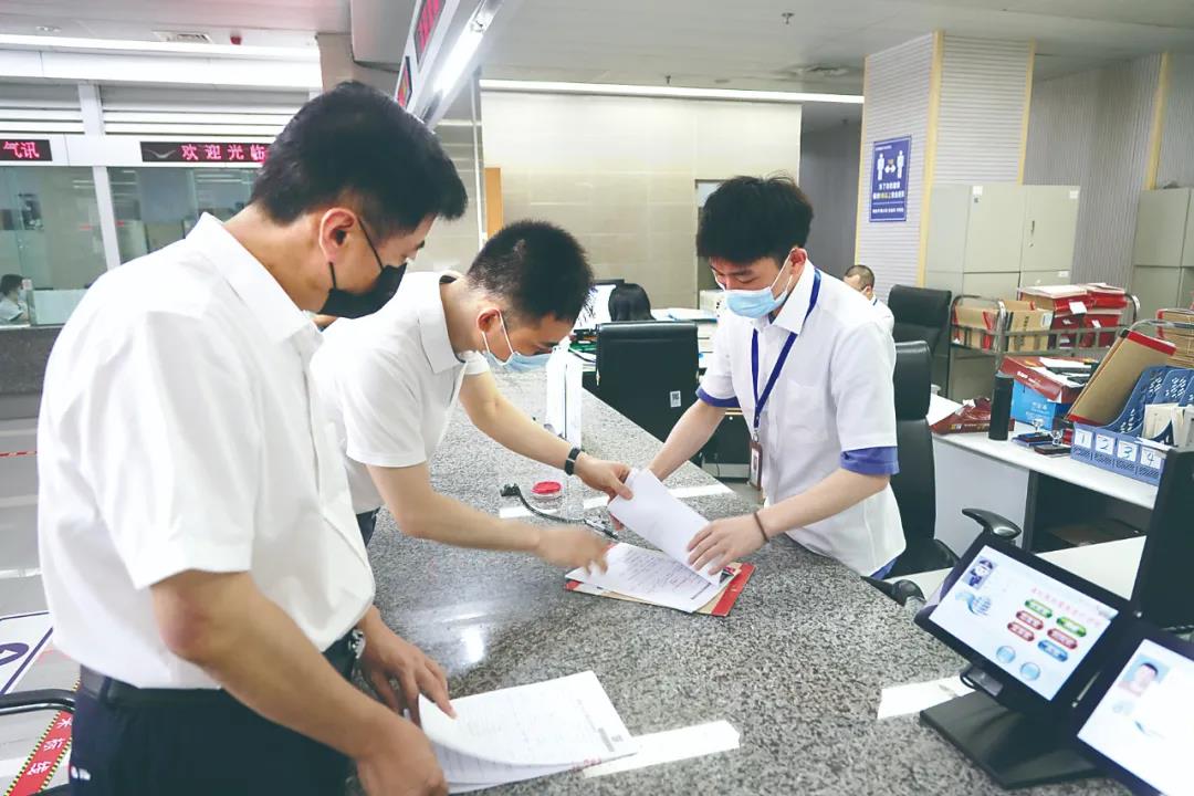 窗口辦事還要找“黃?！?？審批人員開門做生意？斬斷公職人員與黑中介勾結(jié)利益鏈