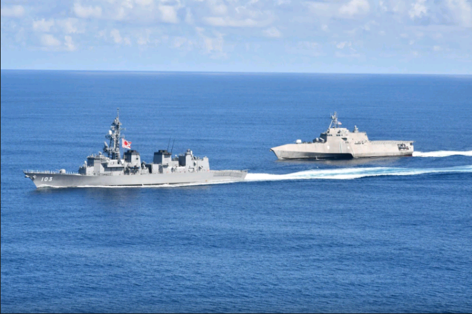 參加聯(lián)合演習(xí)的日本驅(qū)逐艦和美國瀕海戰(zhàn)斗艦。