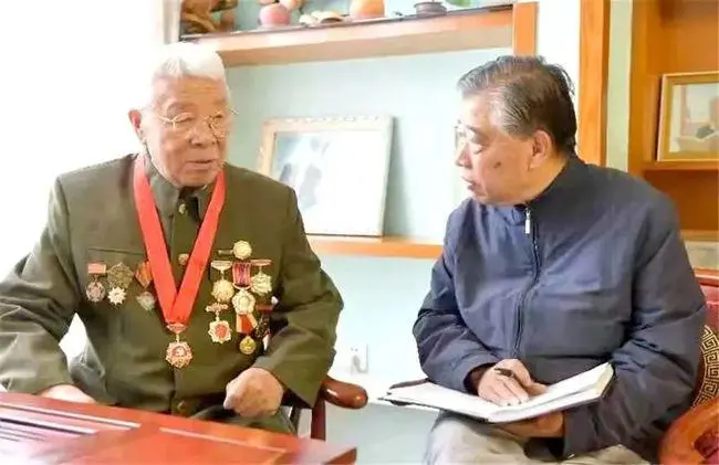 嘹亮的戰(zhàn)歌中，他們用手中的鍬和鎬打敗美軍的機(jī)械化