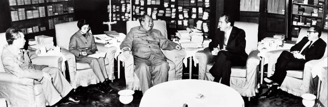 1972年2月21日，毛澤東、周恩來在北京會見美國總統(tǒng)尼克松和總統(tǒng)國家安全事務助理基辛格。圖/新華