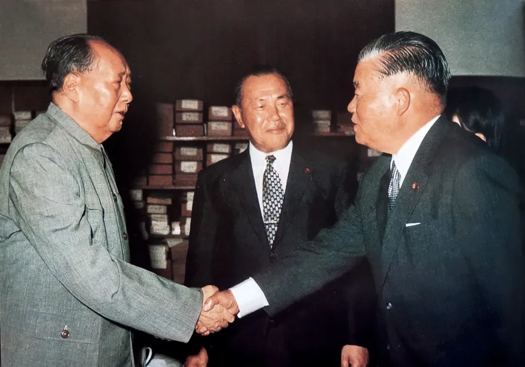 1972年9月27日，毛澤東在中南海會見日本內(nèi)閣總理大臣田中角榮 （中）、外務大臣大平正芳（右）。9月29日，中日兩國政府發(fā)表聯(lián)合聲明，宣布中日邦交正常化，正式建立外交關系。圖/新華