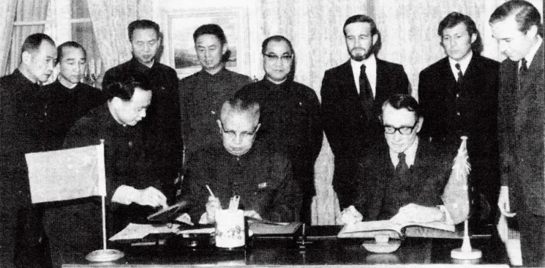 1972年12月21日，中國和澳大利亞建交簽字儀式在法國巴黎舉行。本版圖/新華