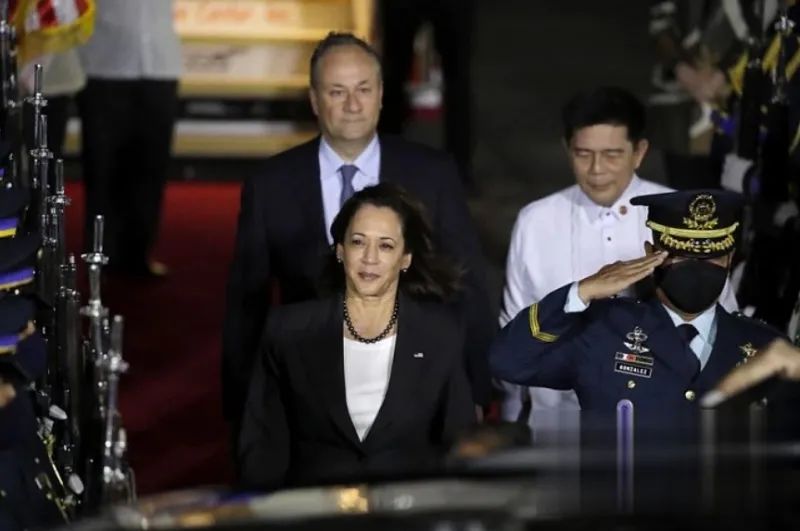 他為了接佩洛西的班，開始瘋狂反華表演！