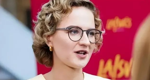 立陶宛美女部長“浪子回頭”？