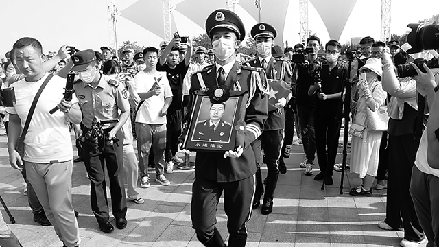 從士兵到勇士：危急時刻，他對戰(zhàn)友說“我會游泳，我先下去救人”