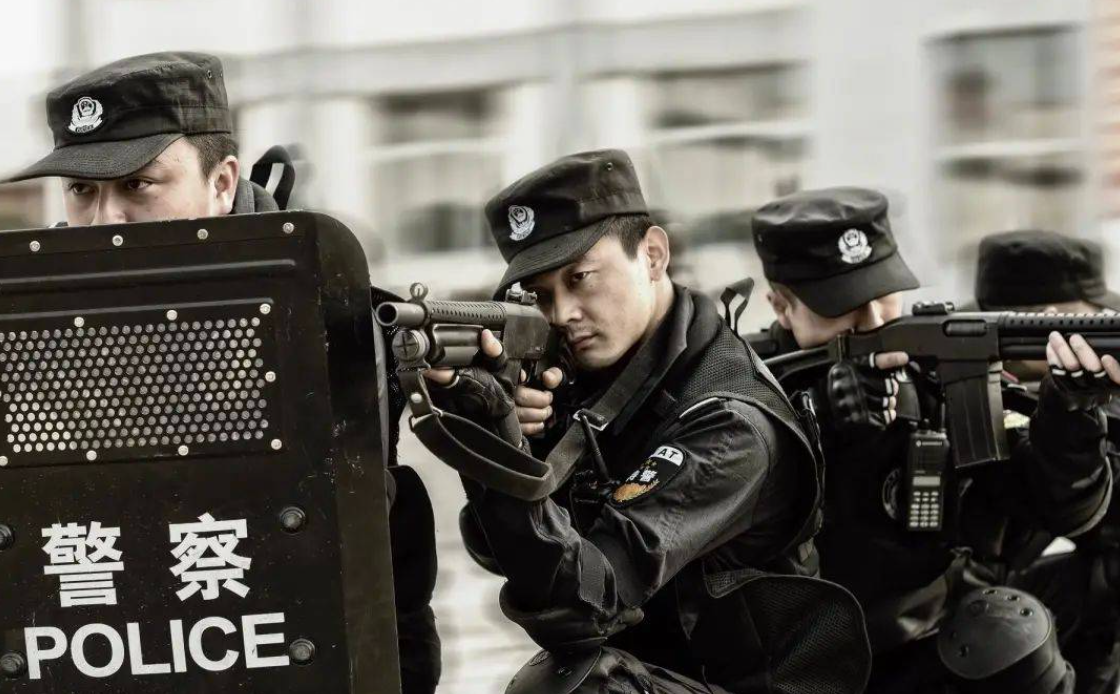 致敬人民警察  續(xù)寫(xiě)時(shí)代榮光