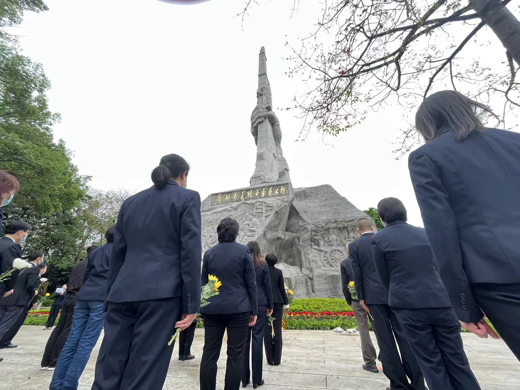 徒步百里祭英烈是對(duì)忠魂最深切的告慰