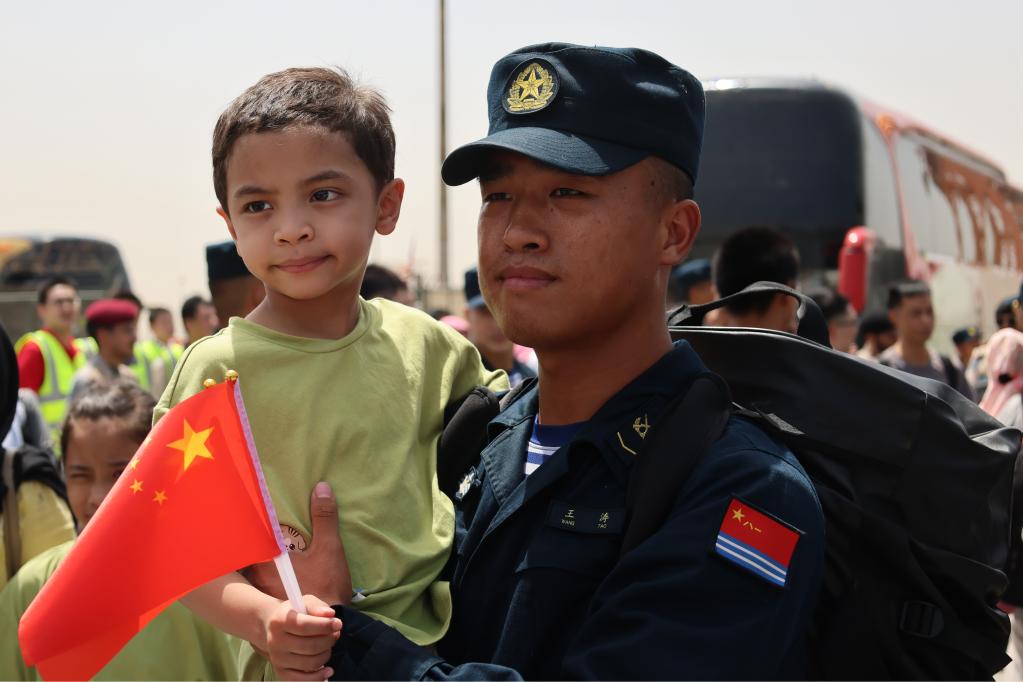 危急關(guān)頭，“中國護(hù)照”帶你回家
