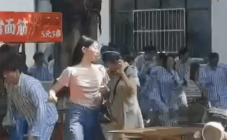 成都某醫(yī)院圍墻垮塌，患者跑出來了？
