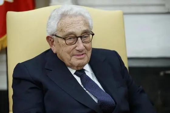美國(guó)人是真急了，一百歲的基辛格都來(lái)了