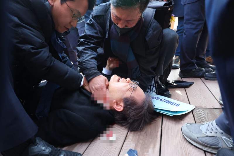 韓國最大在野黨黨首李在明遇襲，襲擊者假裝要簽名