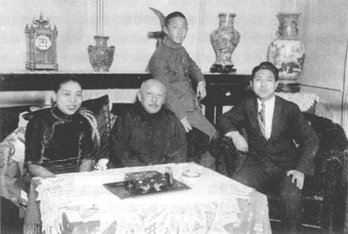 他是偽滿總理之子，一生充滿傳奇，潛伏在偽滿心臟的紅色特工，為莫斯科保衛(wèi)戰(zhàn)的勝利獲取重要情報(bào)