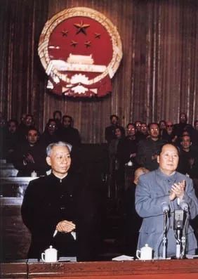 劉少奇：毛主席的偉大，是在關(guān)鍵時(shí)刻，他比我們站得高，看得遠(yuǎn)！